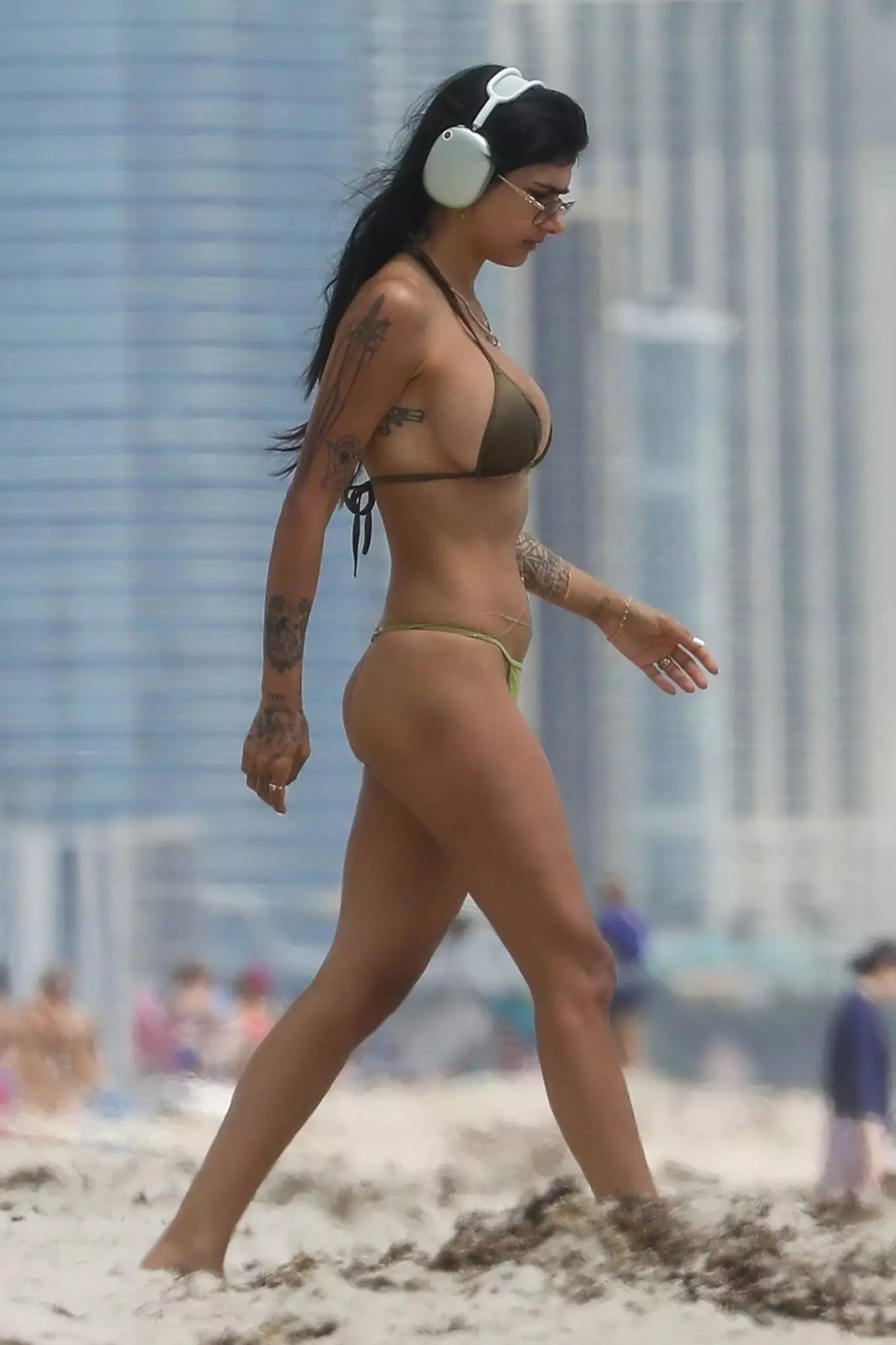 Mia-Khalifa---On-the-beach-in-Miami-26.webp