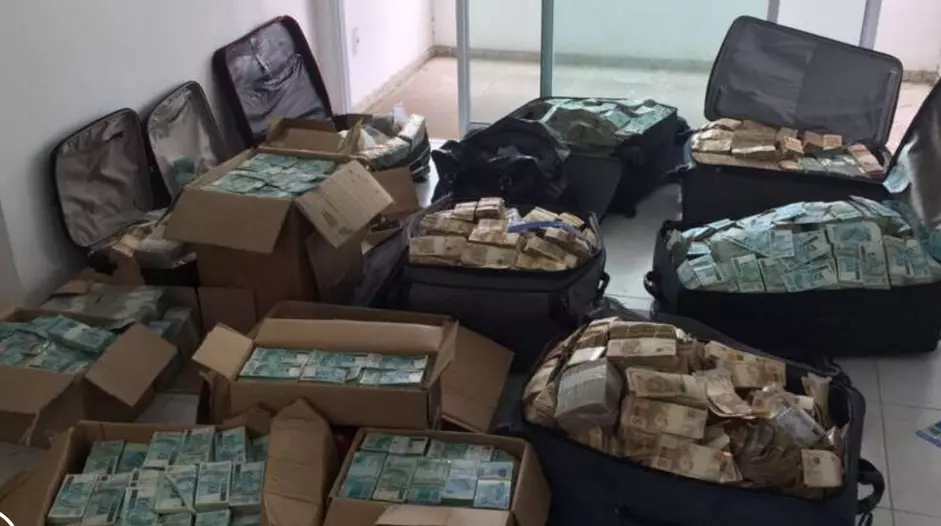 montaña billetes.PNG