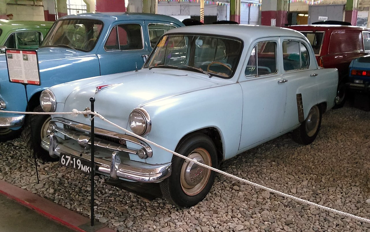 Moskvitch-402_Moscow_museum_of_transport_cropped.jpg