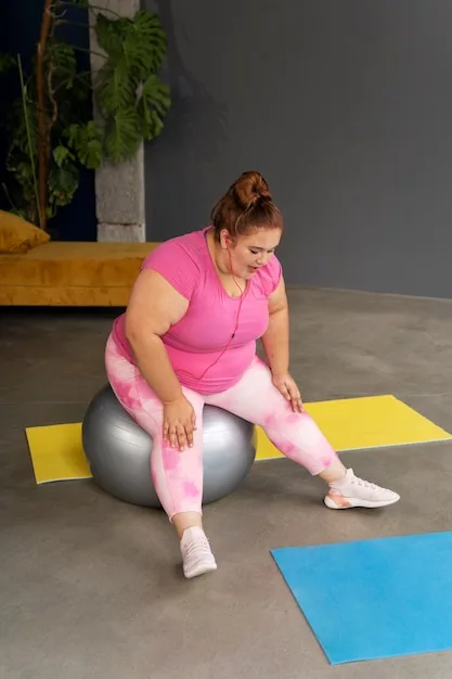 mujer-tiro-completo-haciendo-ejercicio-gimnasio_23-2149639214.webp