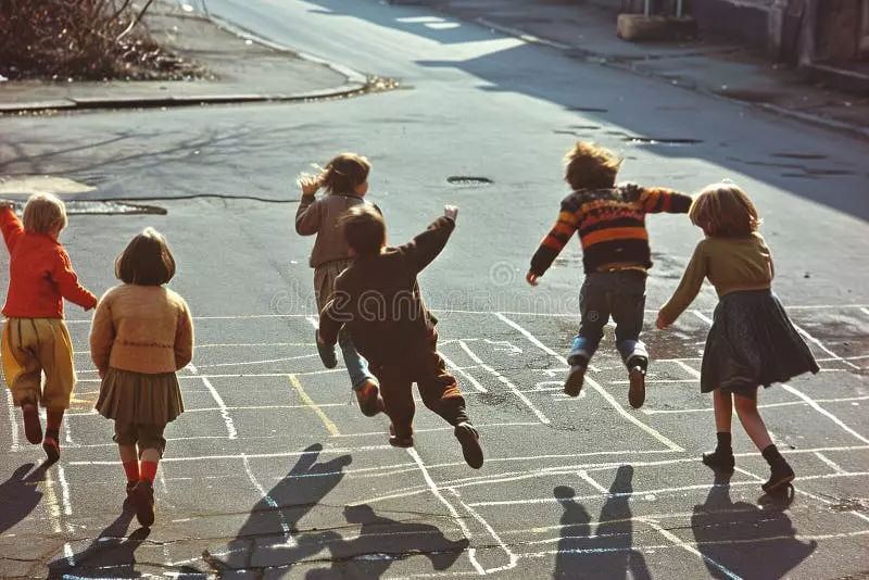 niños-jugando-en-la-calle-los-años-y-juegos-con-tiza-carretera-de-barrio-302717748.webp