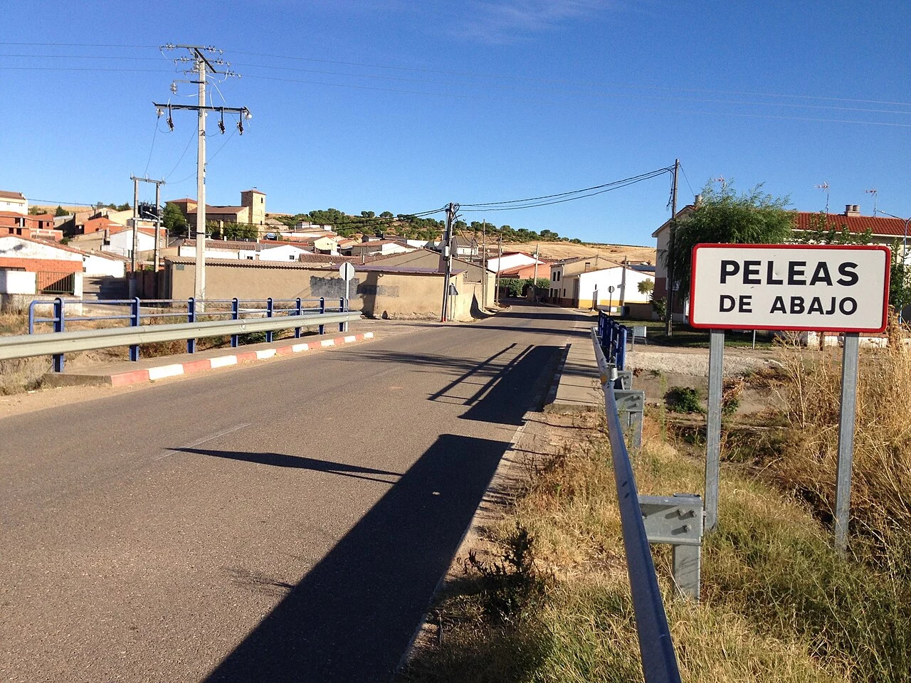 Peleas_de_Abajo._Entrada_del_pueblo_01.webp