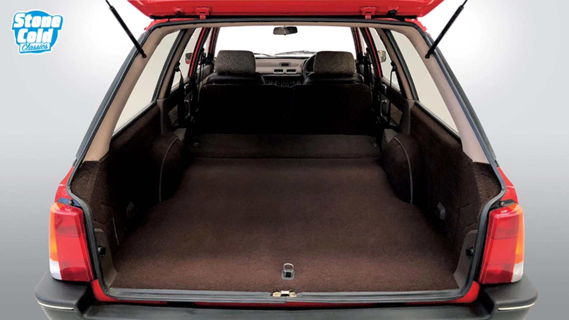 Peugeot-505-GR-estate-boot-space.webp