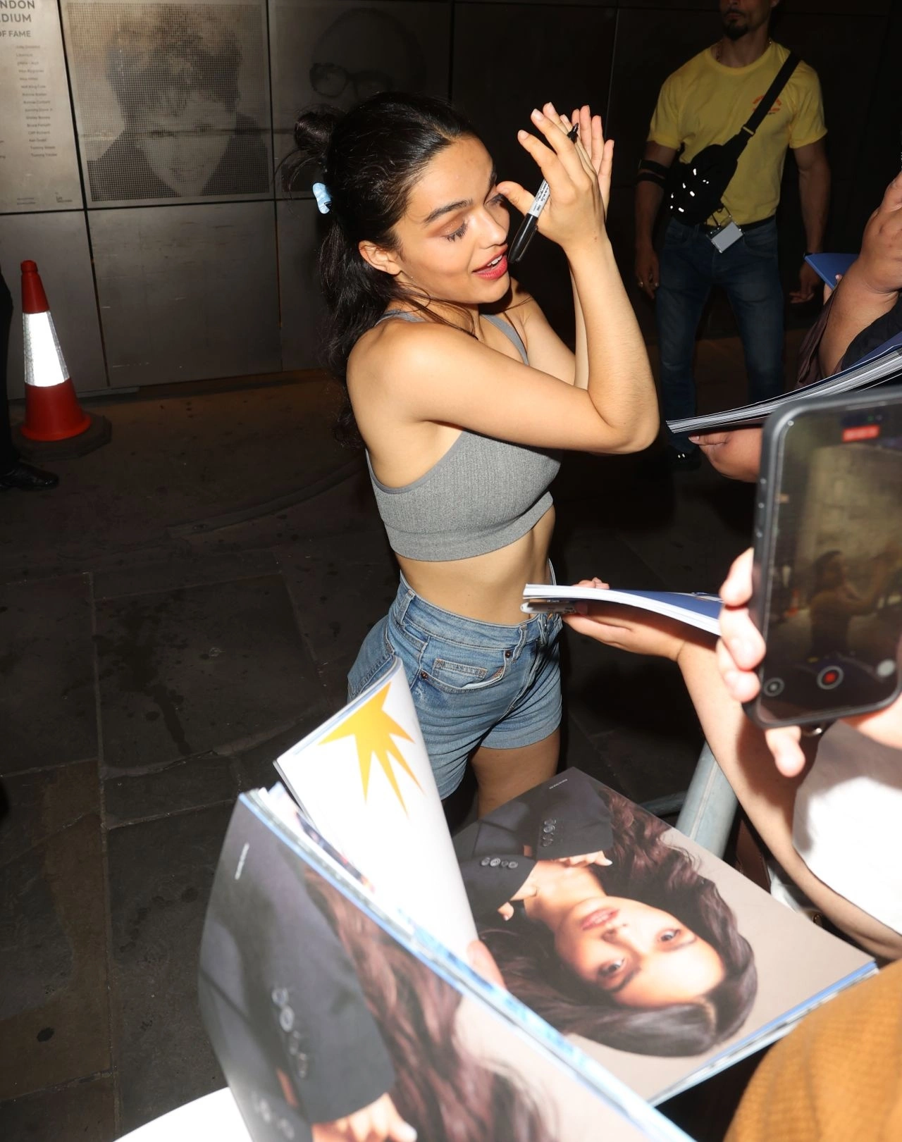 rachel-zegler-exits-the-stage-after-evita-performance-at-london-palladium-39333945107.jpg