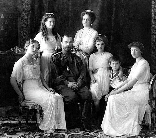 Russian_Imperial_Family_1913.webp