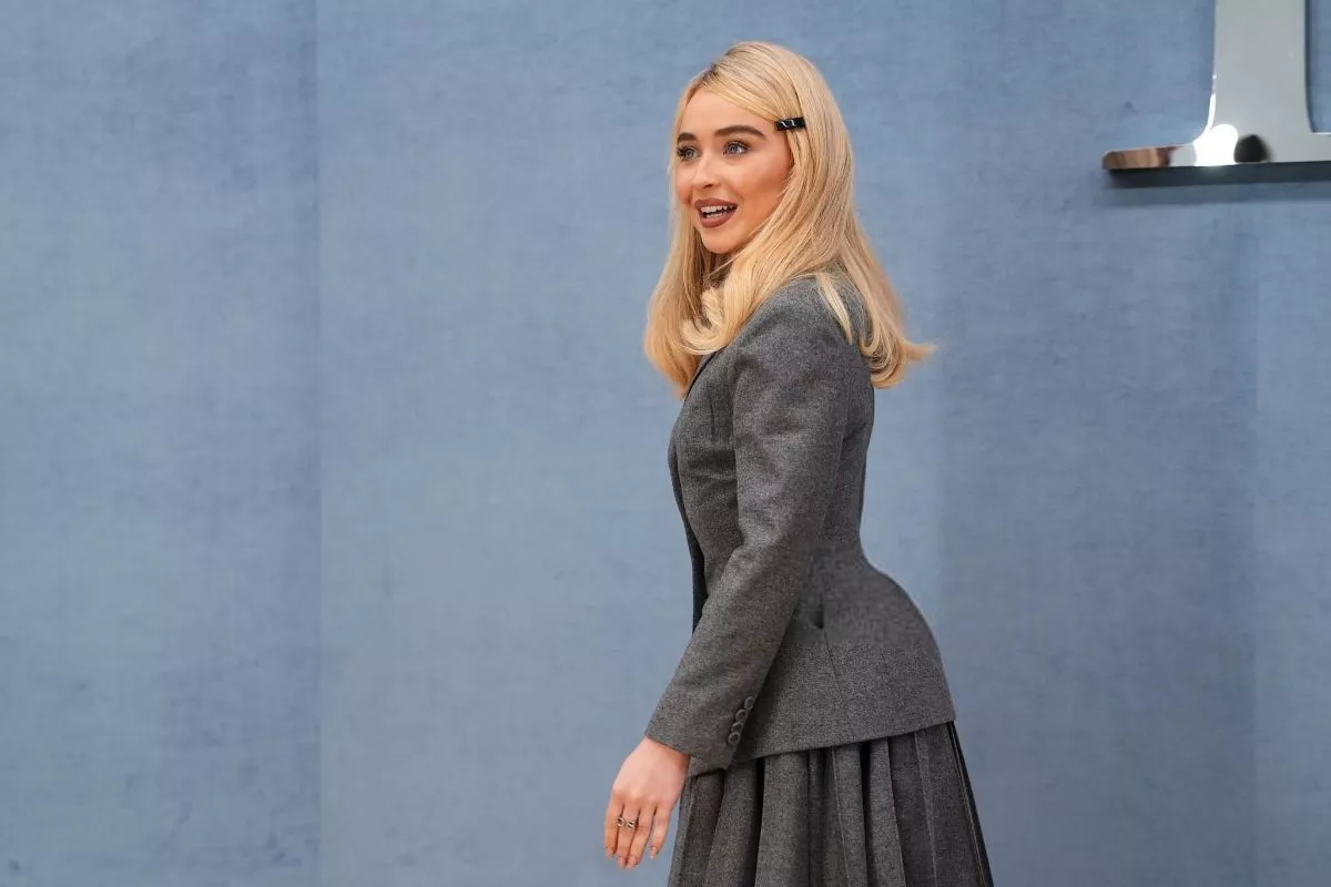 sabrina-carpenter-at-dior-homme-menswear-s-s-26-show-at-paris-fashion-week-06-27-2025-4.webp