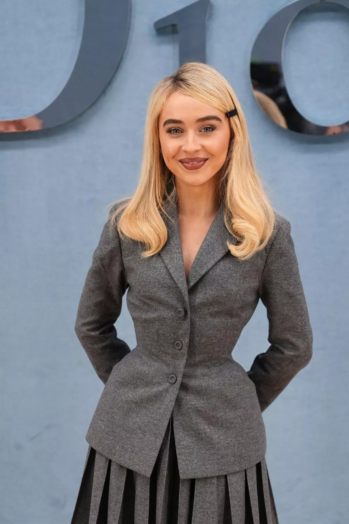 sabrina-carpenter-at-dior-homme-menswear-s-s-26-show-at-paris-fashion-week-06-27-2025-5.webp