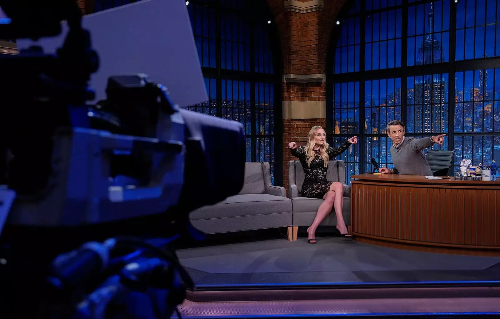 SOPHIE-TURNER-LATE-NIGHT-WITH-SETH-MEYERS-08-14-2025-7-.webp