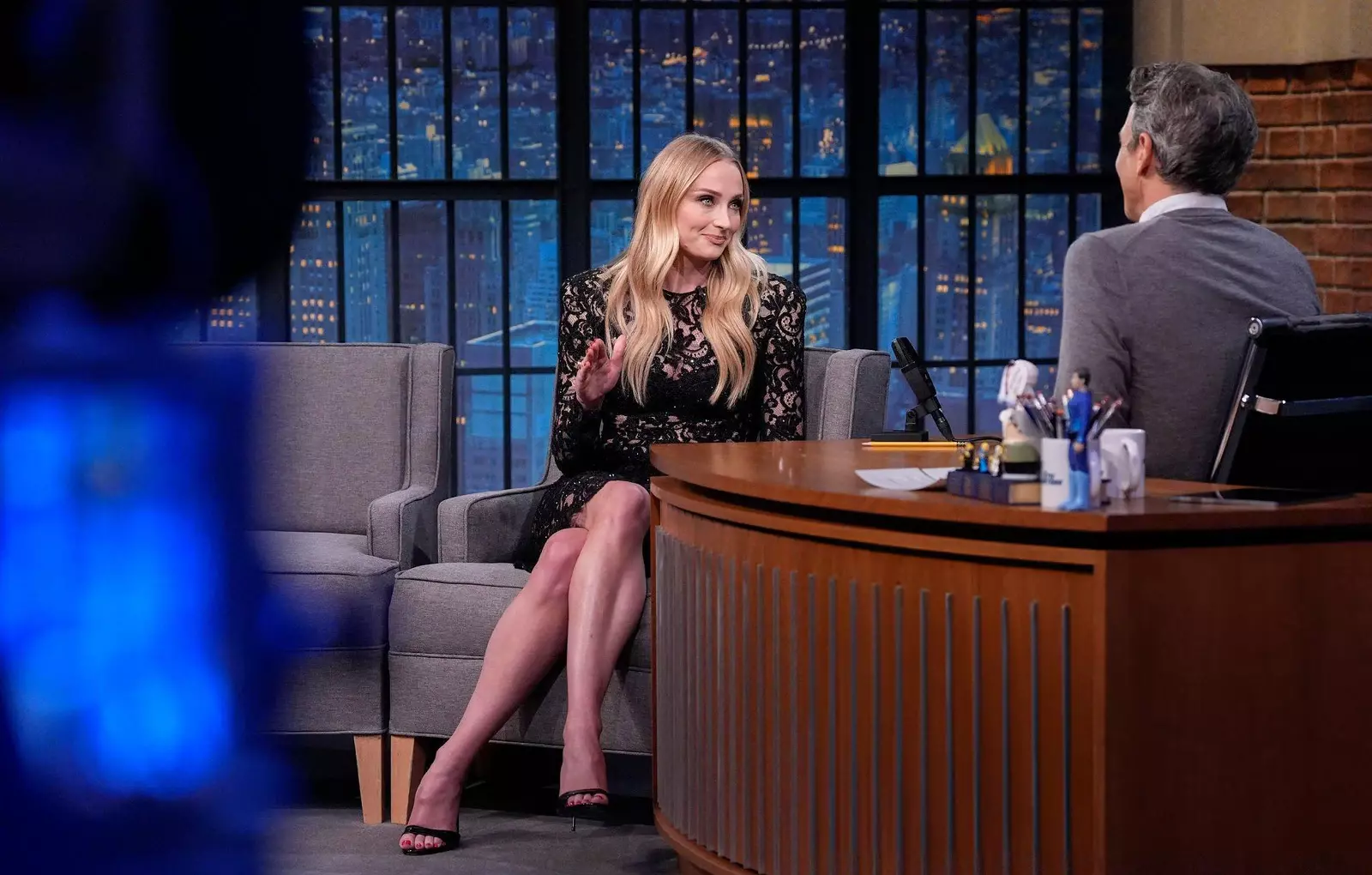 SOPHIE-TURNER-LATE-NIGHT-WITH-SETH-MEYERS-08-14-2025-8-.webp