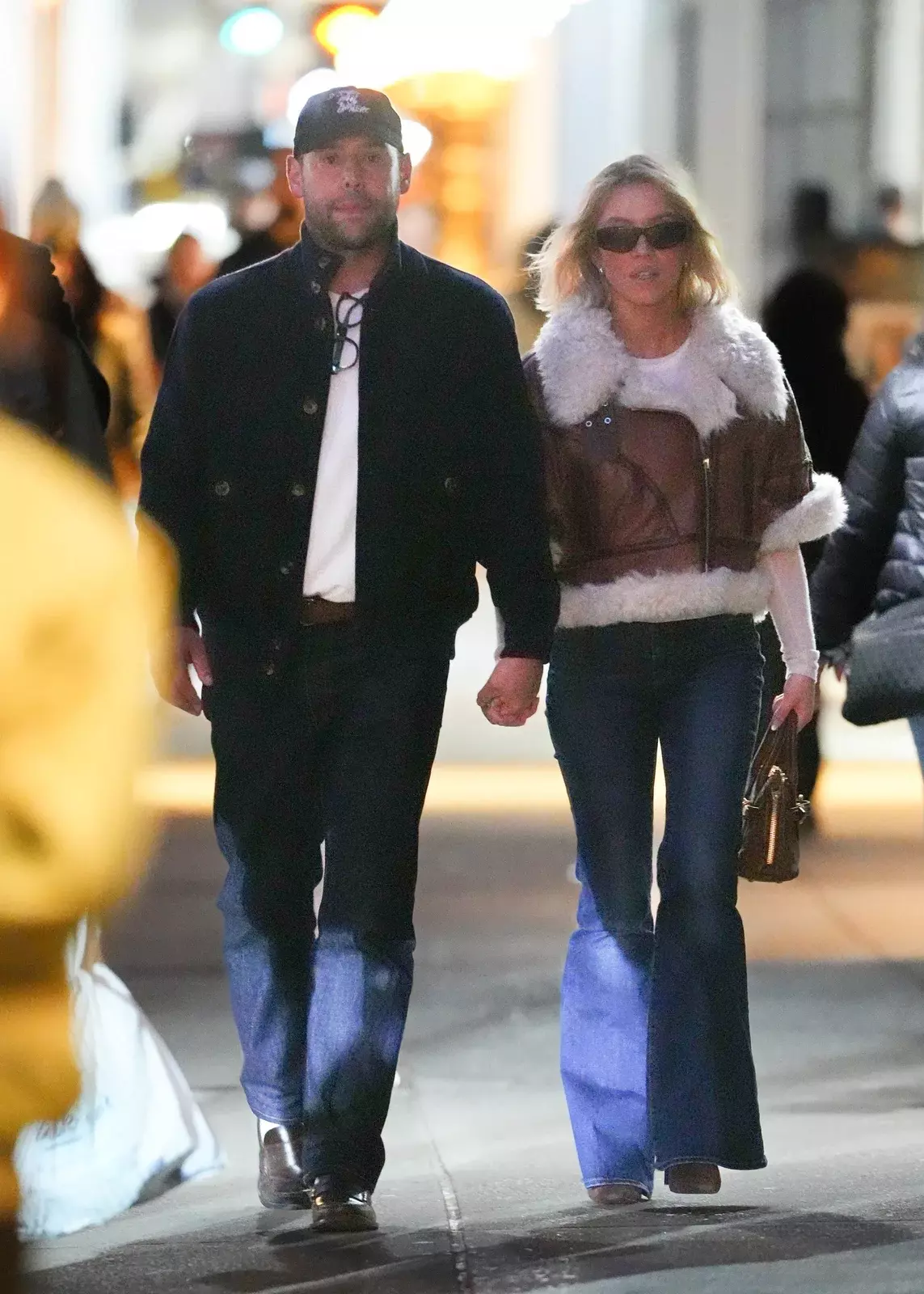 SYDNEY-SWEENEY-AND-SCOOTER-BRAUN-SPOTTED-HOLDING-HANDS-ON-A-ROMANTIC-NYC-STROLL-11-04-2025-20.webp