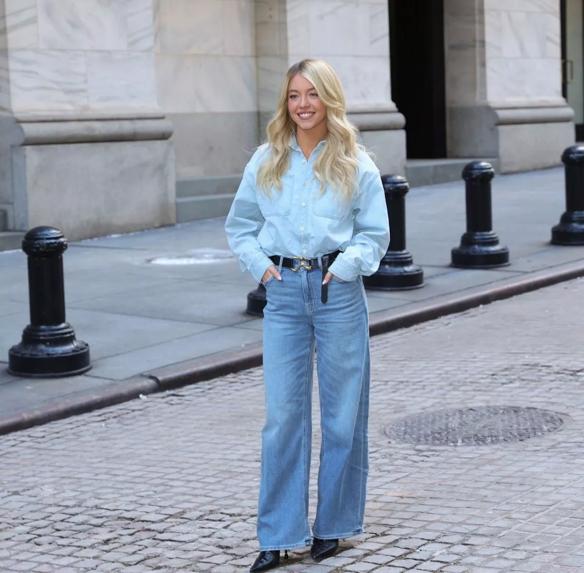 sydney-sweeney-arrives-at-new-york-stock-exchange-to-ring-opening-bell-02-09-2026-0.webp
