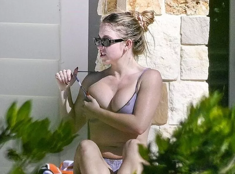 sydney-sweeney-in-bikini-on-vacation-at-florida-keys-12-11-2024-6.webp