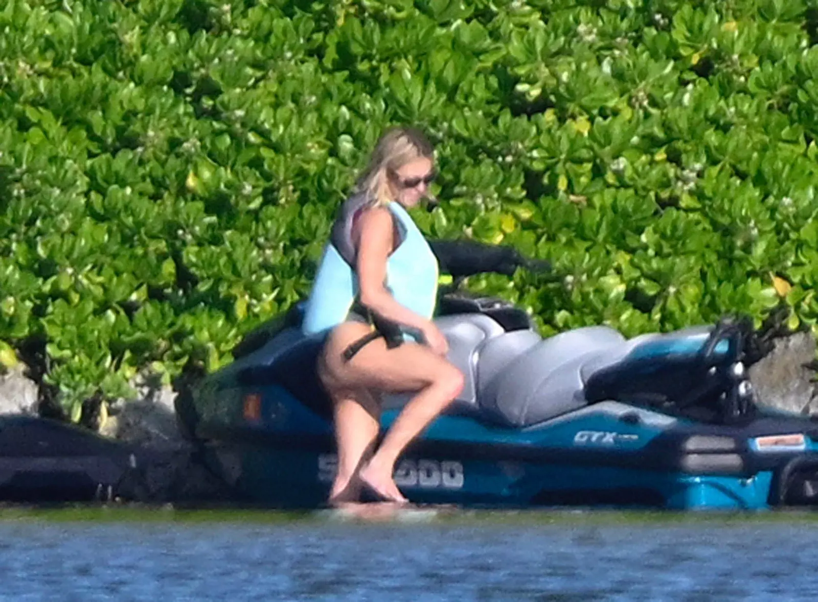 SYDNEY-SWEENEY-SPOTTED-HAVING-FUN-RIDING-JET-SKIS-WITH-FRIENDS-IN-FLORIDA-11-24-2025-1.webp