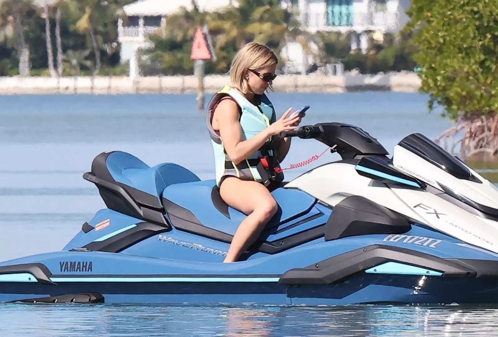 SYDNEY-SWEENEY-SPOTTED-HAVING-FUN-RIDING-JET-SKIS-WITH-FRIENDS-IN-FLORIDA-11-24-2025-30.webp