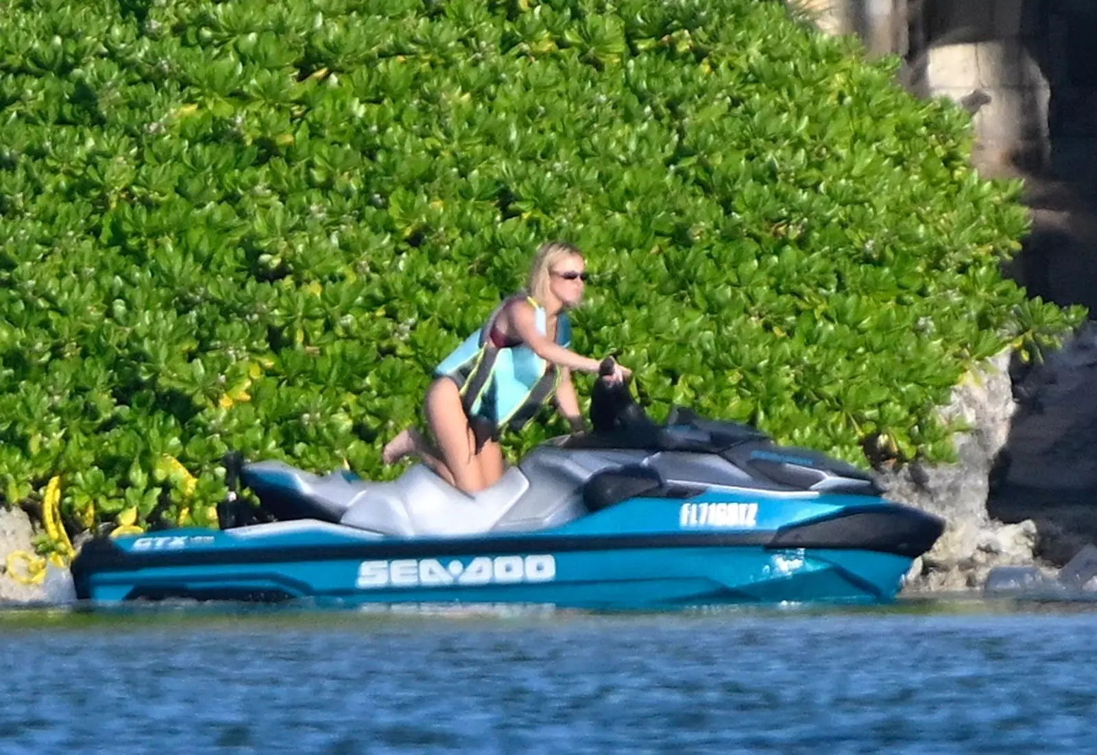 SYDNEY-SWEENEY-SPOTTED-HAVING-FUN-RIDING-JET-SKIS-WITH-FRIENDS-IN-FLORIDA-11-24-2025-32.webp