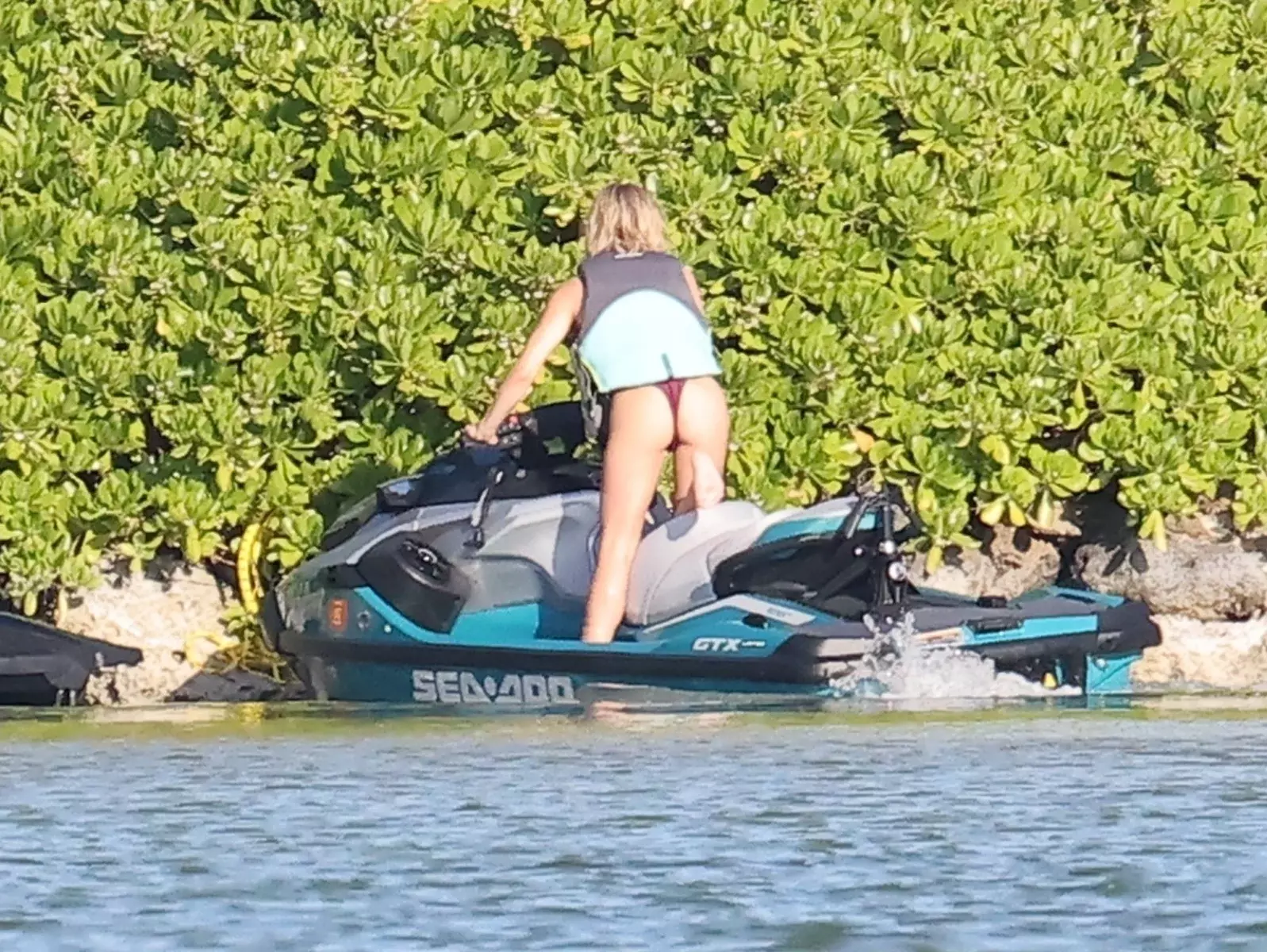 SYDNEY-SWEENEY-SPOTTED-HAVING-FUN-RIDING-JET-SKIS-WITH-FRIENDS-IN-FLORIDA-11-24-2025-34.webp