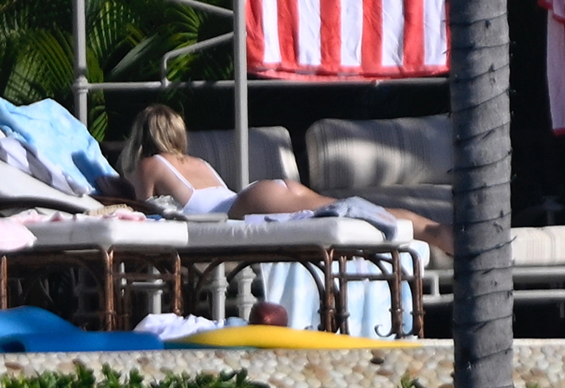 sydney-sweeneys-relaxing-pool-day-at-her-florida-home-11084020354.webp