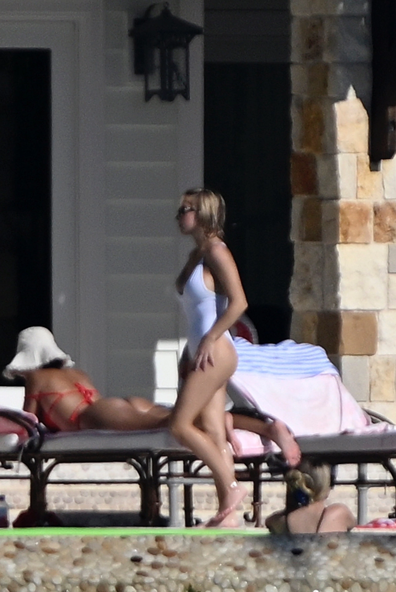 sydney-sweeneys-relaxing-pool-day-at-her-florida-home-25594020249.webp