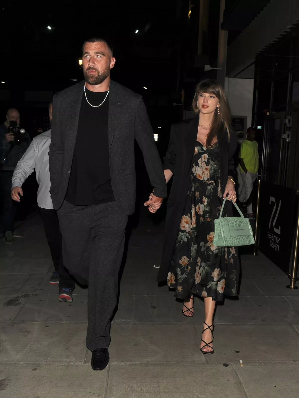 taylor-swift-and-travis-kelce-arrives-at-poppy-delevingne-s-40th-birthday-party-in-london-05-...webp
