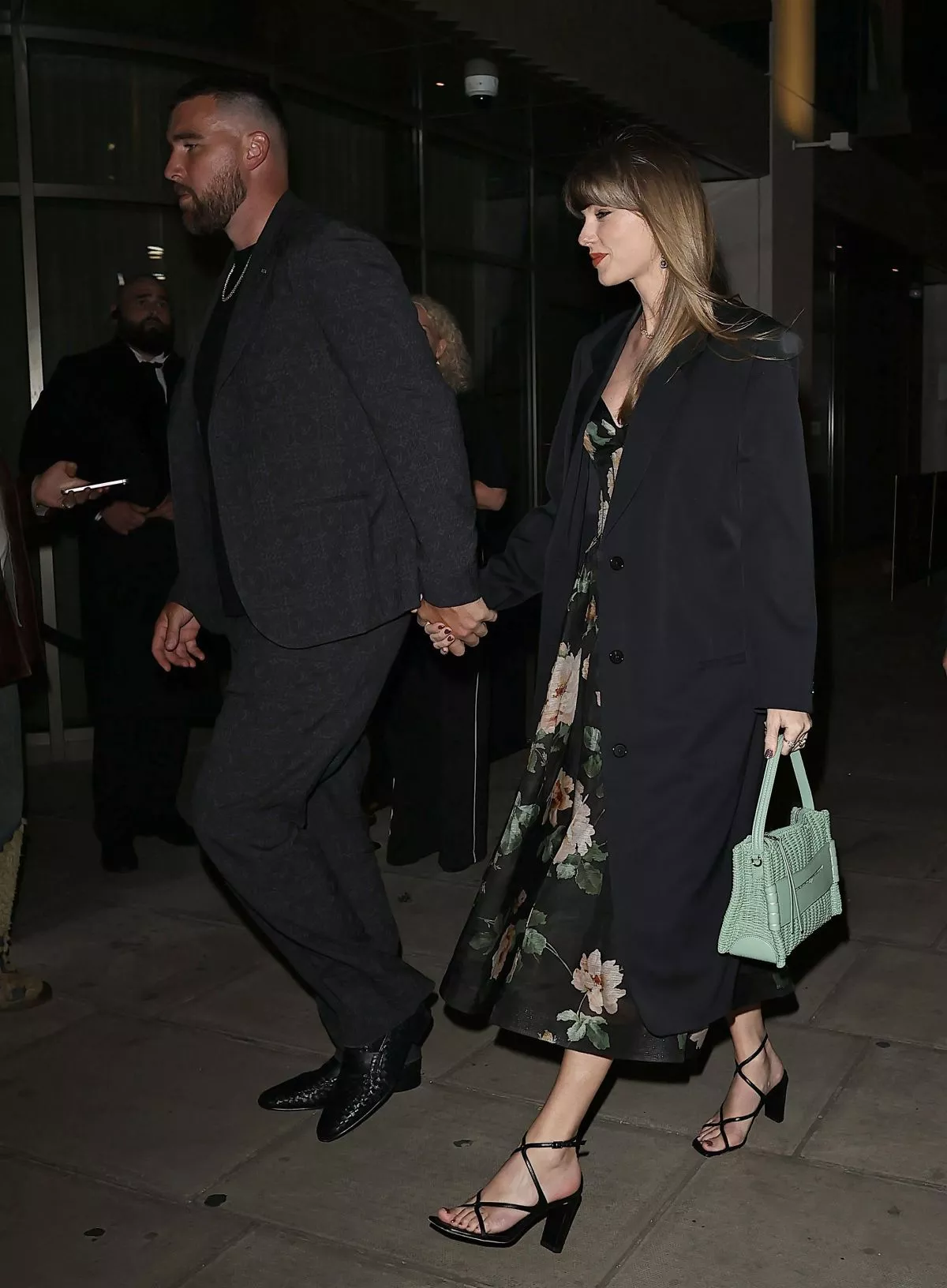 taylor-swift-and-travis-kelce-arrives-at-poppy-delevingne-s-40th-birthday-party-in-london-05-...webp