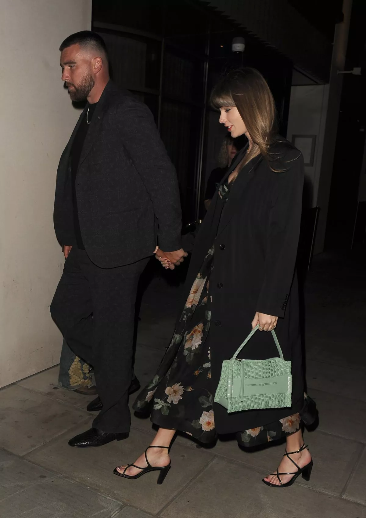 taylor-swift-and-travis-kelce-arrives-at-poppy-delevingne-s-40th-birthday-party-in-london-05-...webp