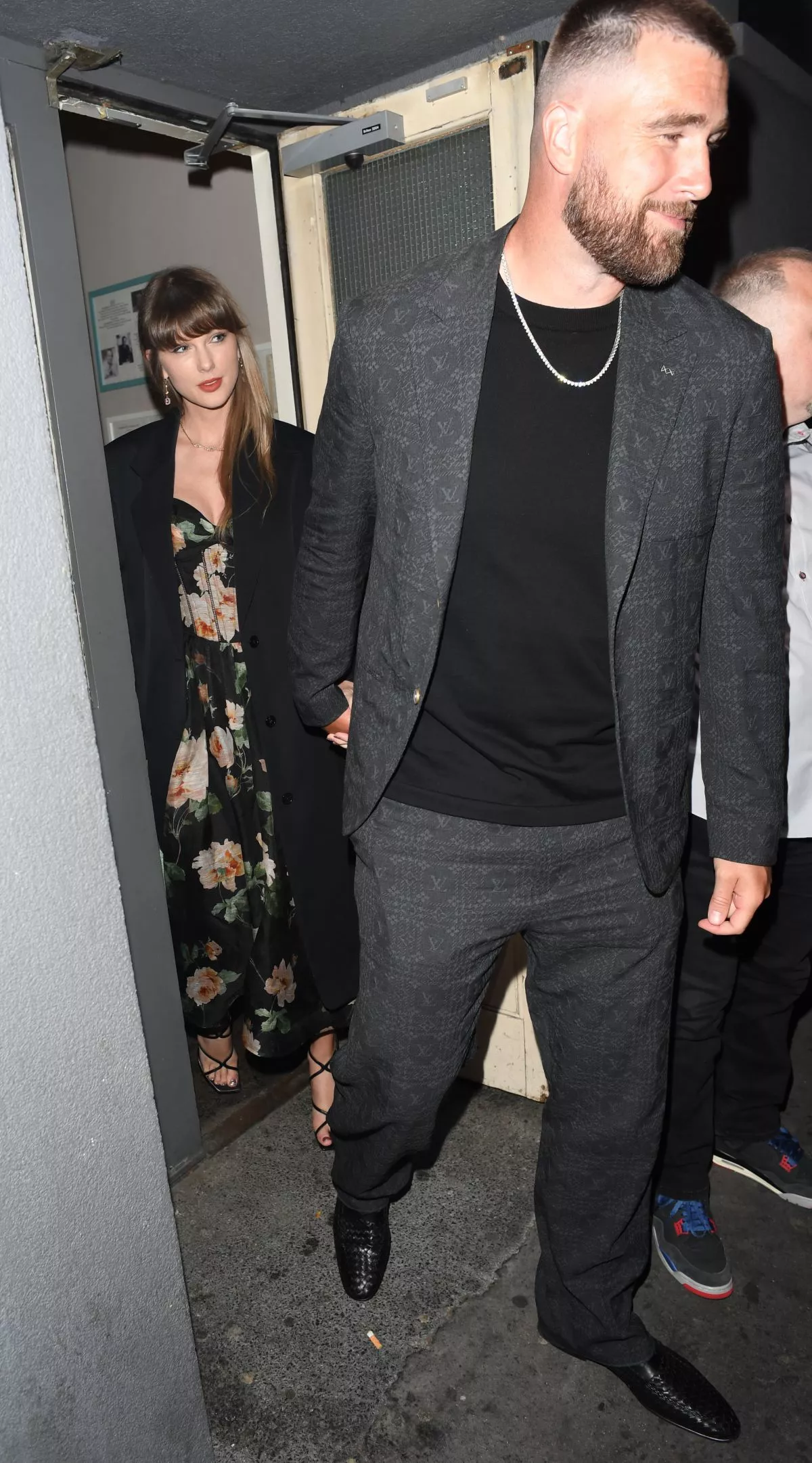taylor-swift-and-travis-kelce-enjoying-a-date-night-watching-romeo-and-juliet-at-harold-pinte...webp