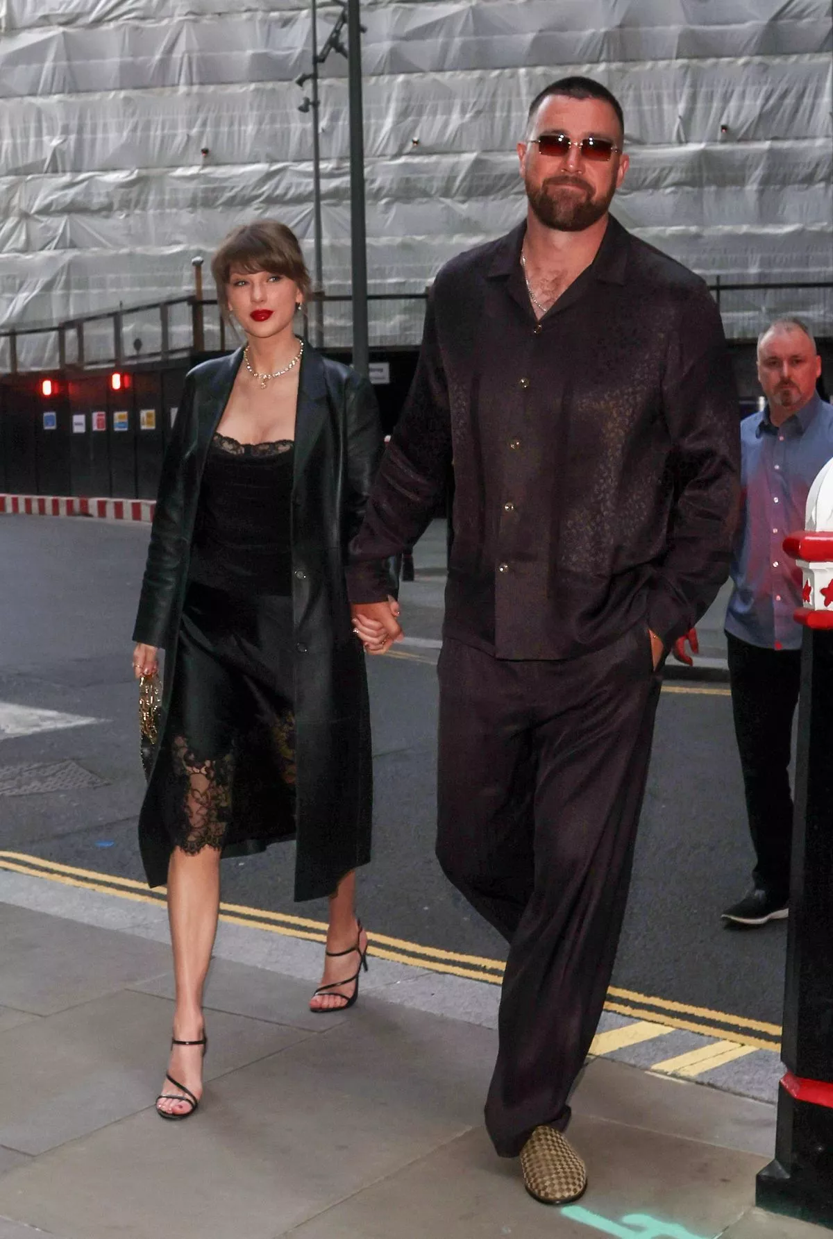 taylor-swift-and-travis-kelce-out-for-dinner-at-lucky-cat-in-london-05-08-2026-6.webp