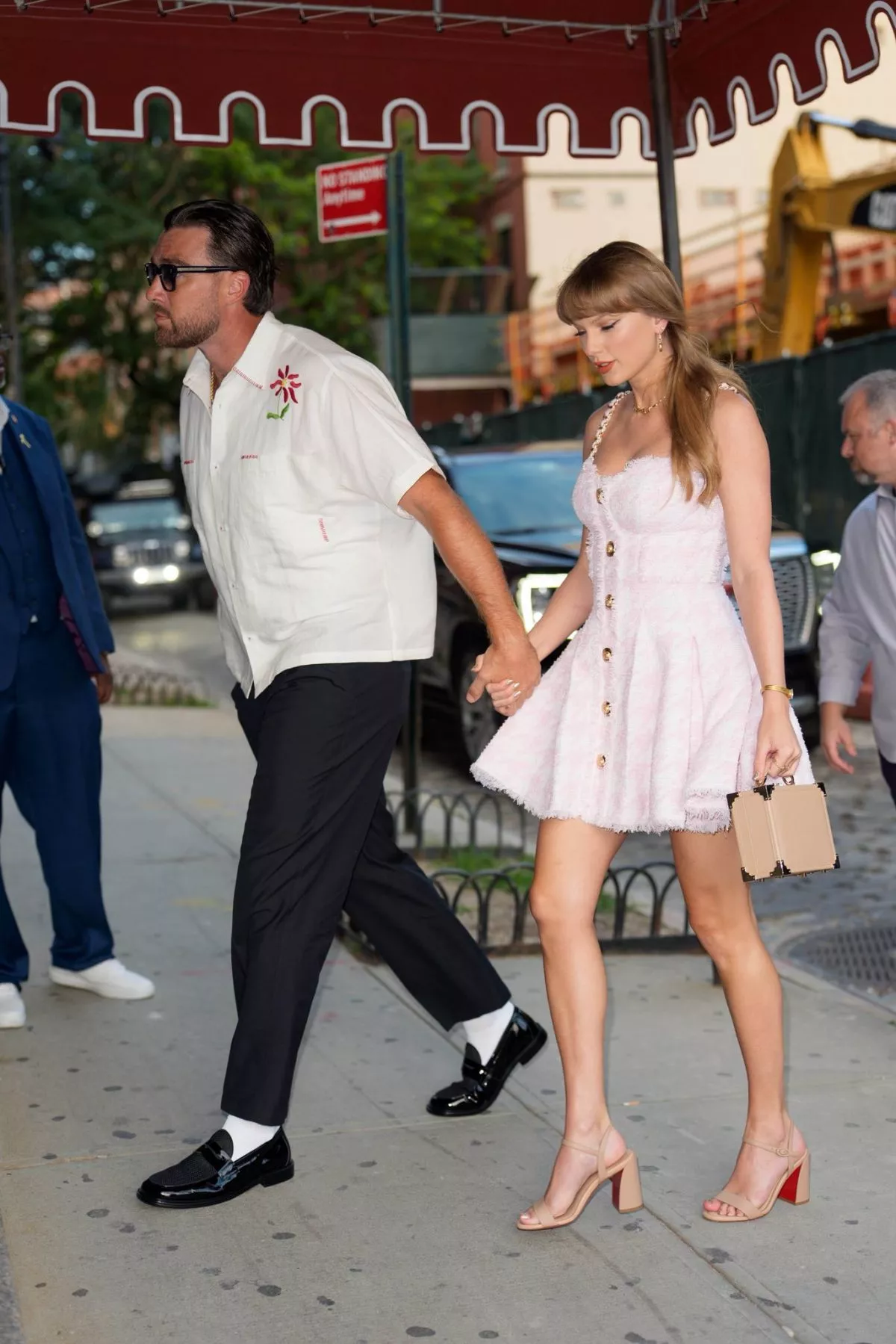 taylor-swift-and-travis-kelce-out-for-dinner-in-new-york-city-06-28-2025-5.webp