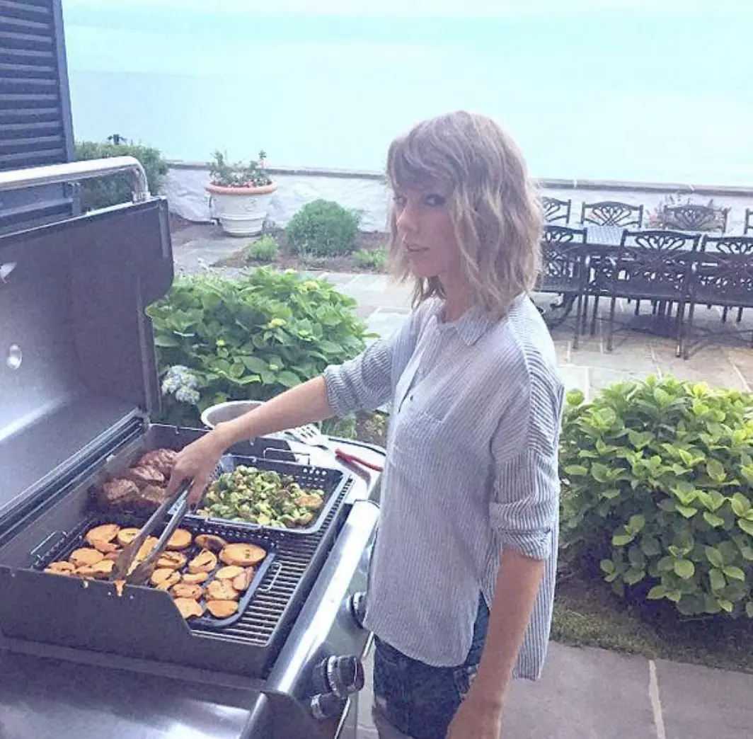 taylor-swift-grills-94458785.webp