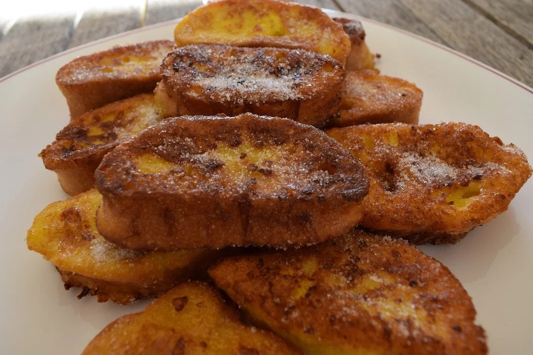 torrijas-semana-santa-copyright-amigastronomicas.webp