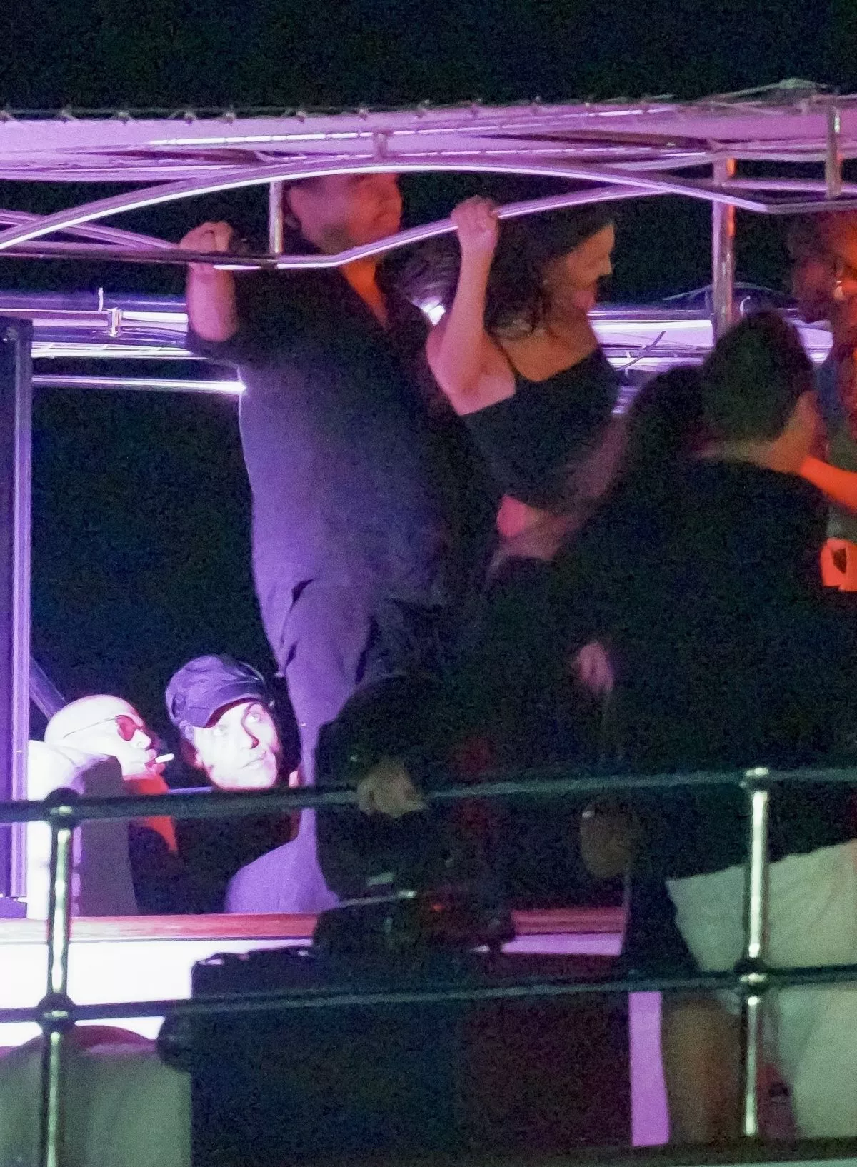 vittoria-ceretti-and-leonardo-dicaprio-share-a-kiss-on-a-yacht-in-st.-barts-12-29-2024-0.webp