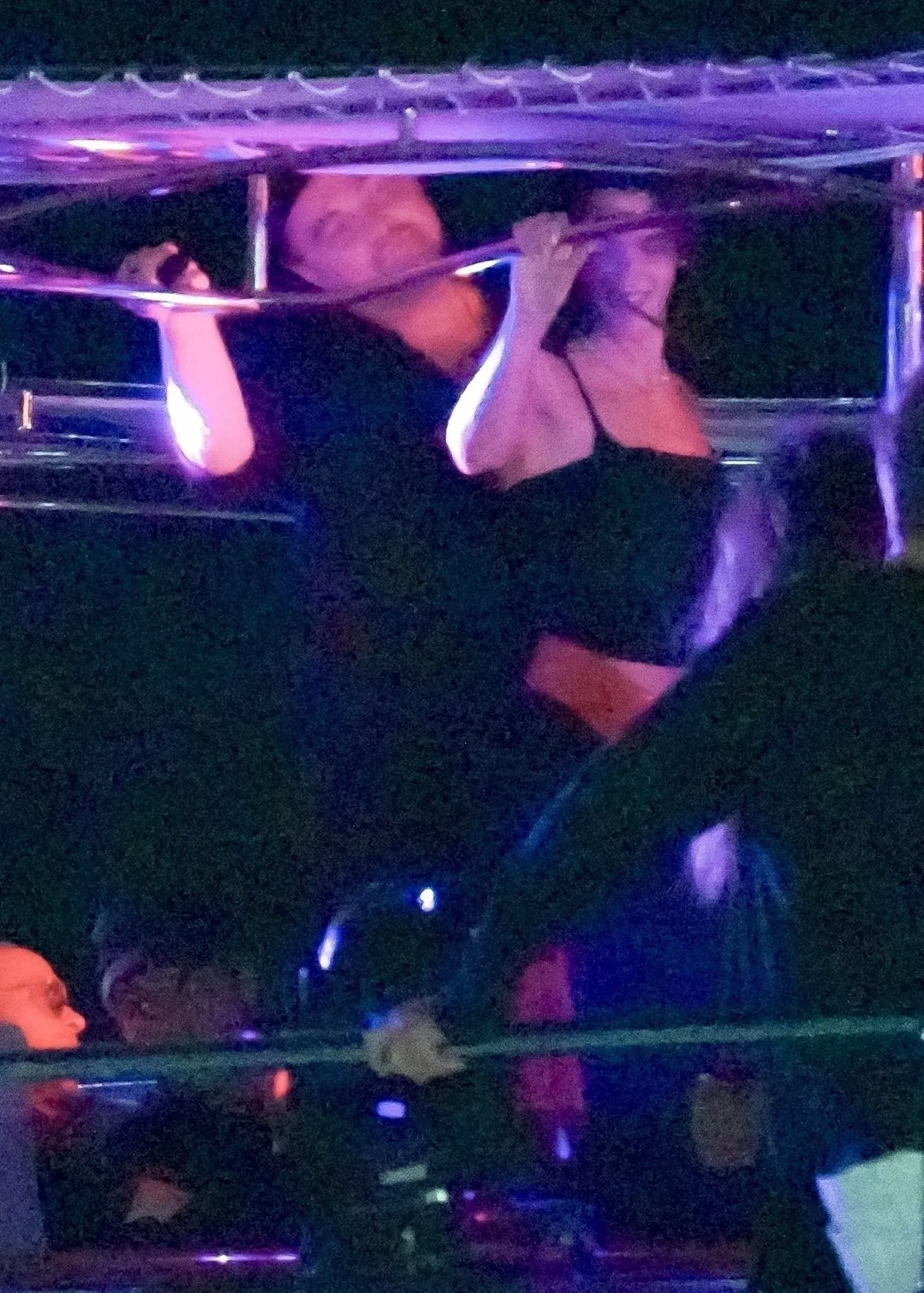 vittoria-ceretti-and-leonardo-dicaprio-share-a-kiss-on-a-yacht-in-st.-barts-12-29-2024-1.webp
