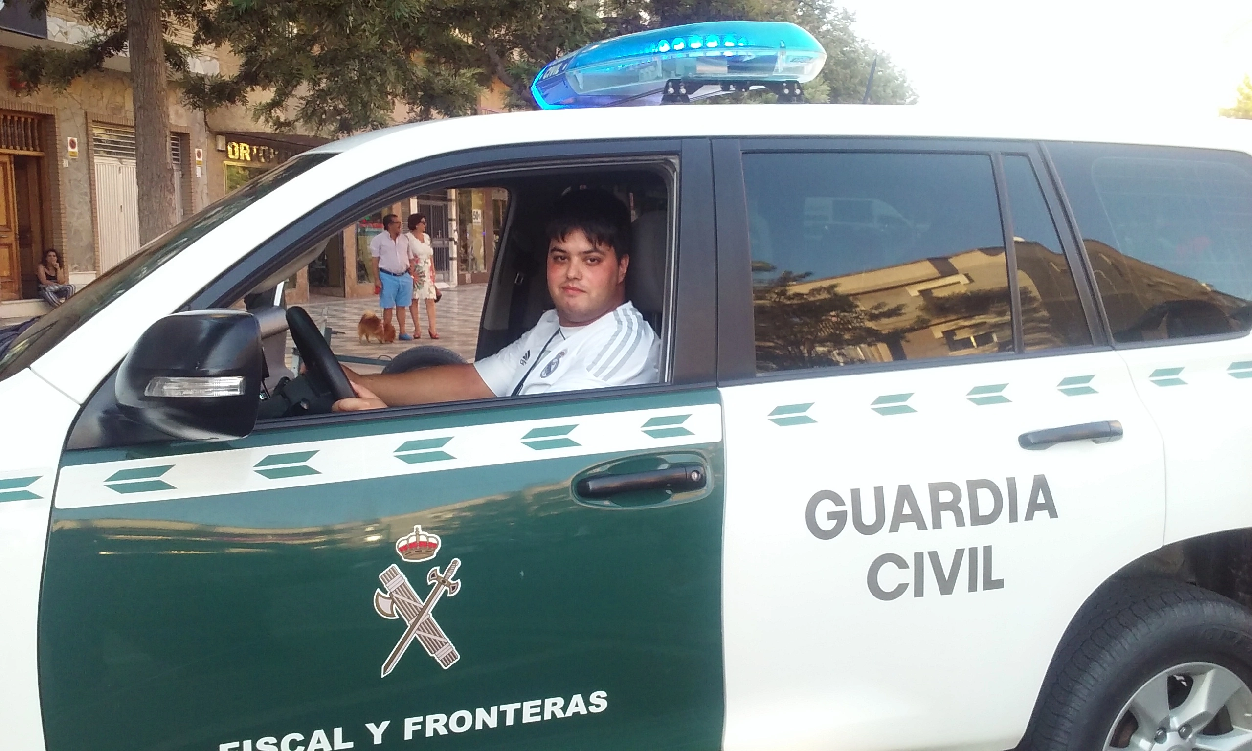 yo en el coche  guardia civil.webp