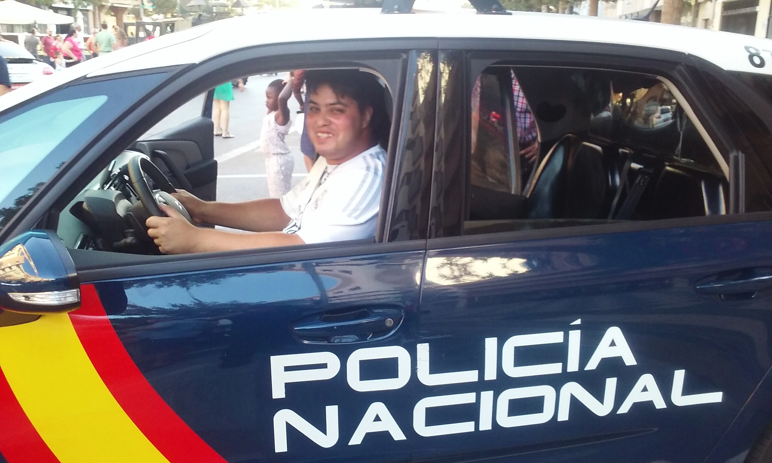 yo en el coche policia.jpg