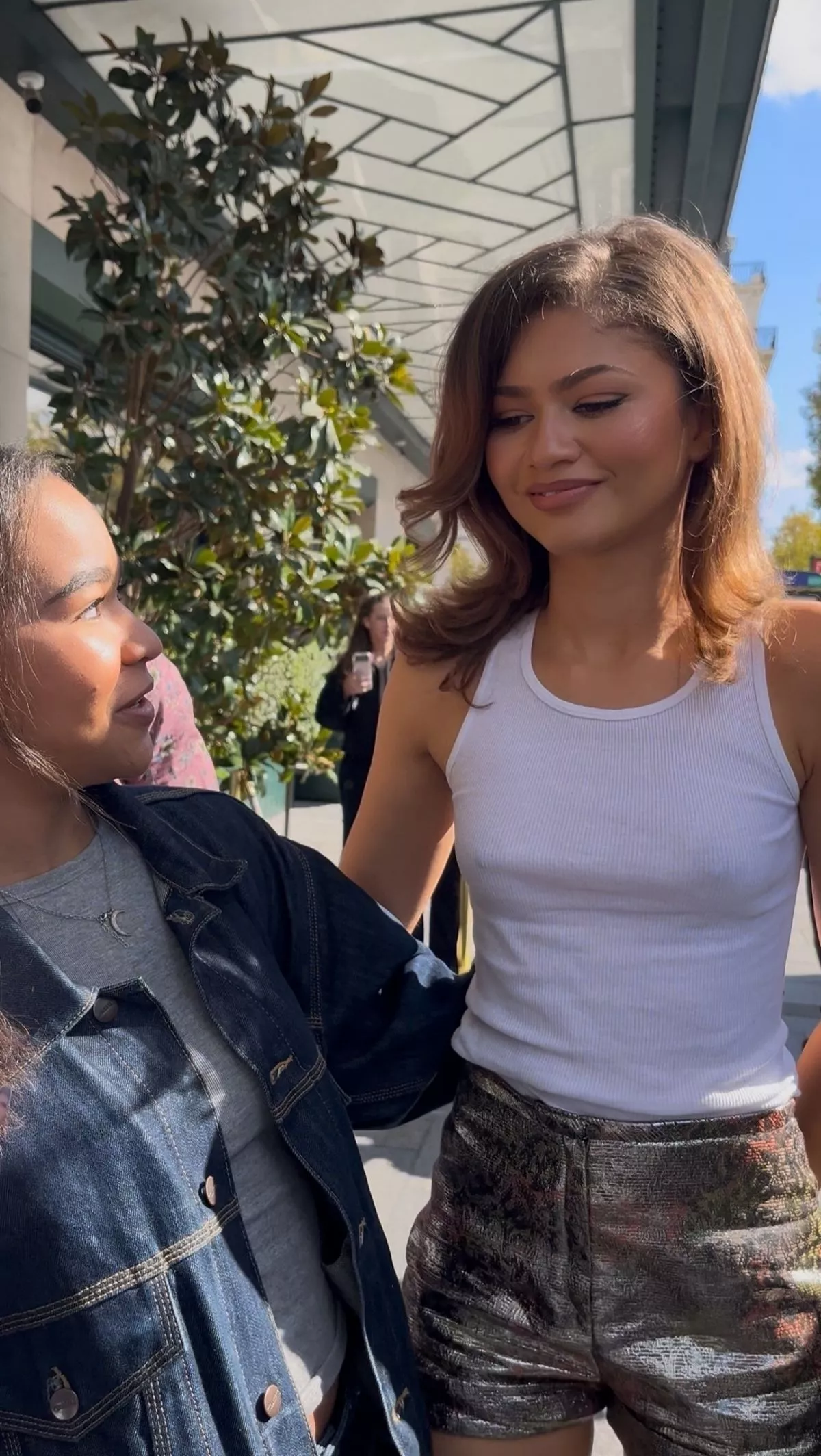 zendaya-greets-ffans-during-paris-fashion-week-in-paris-09-30-2025-3.webp