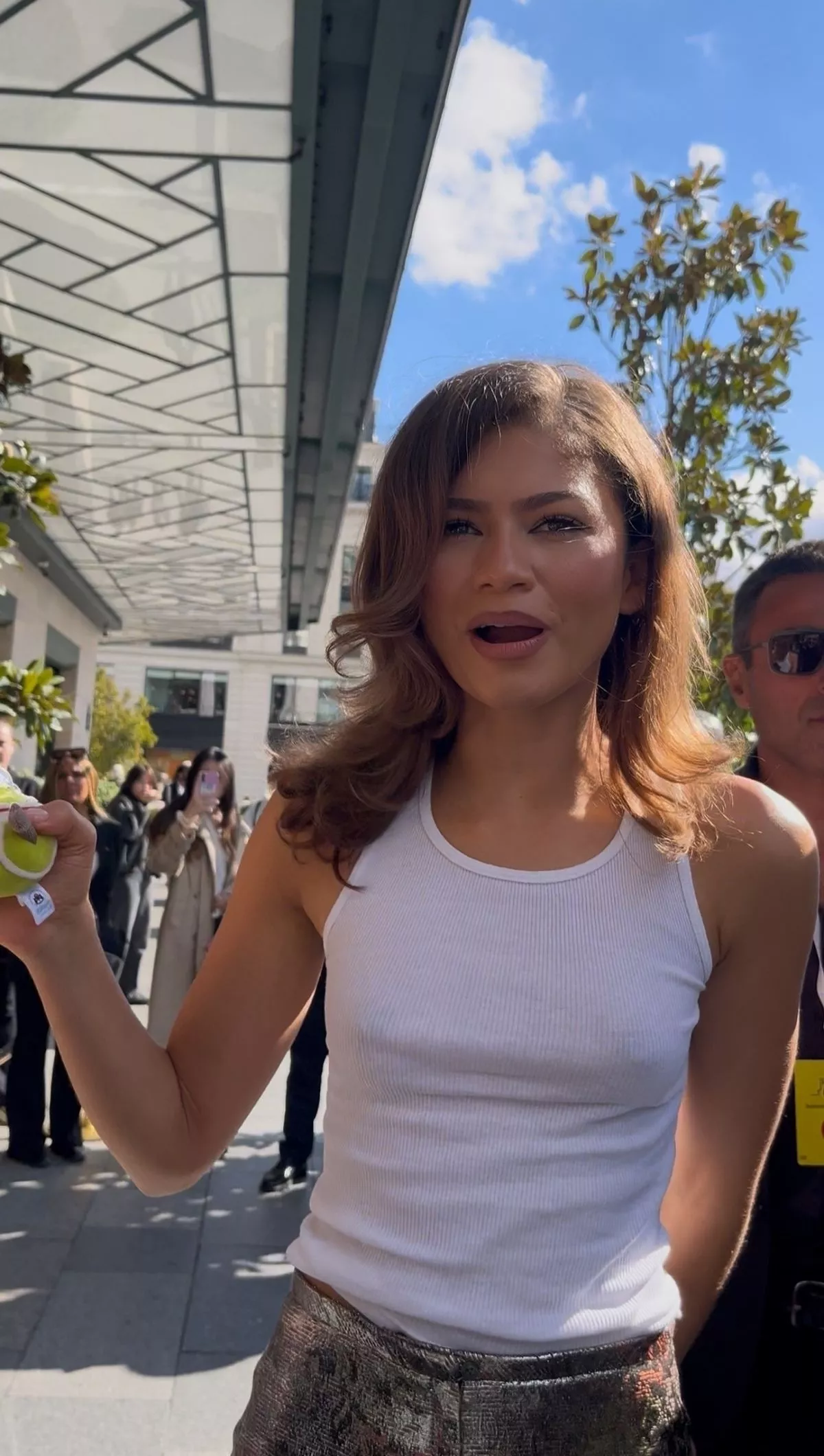 zendaya-greets-ffans-during-paris-fashion-week-in-paris-09-30-2025-4.webp