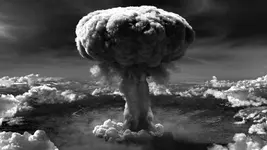 Nube-de-hongo-se-alza-sobre-Hiroshima-tras-la-detonacion-de-la-bomba-atomica-el-6-de-agosto-de.webp