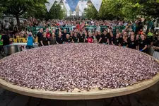 la-tapa-mas-grande-del-mundo-un-hito-en-la-festa-do-pulpo-de-carballino-2024-2024-08-07-la-ta...webp