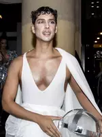 eduardo-casanova-con-un-vestido-femenino-y-muy-maquillado-61c97a9e044a4.webp