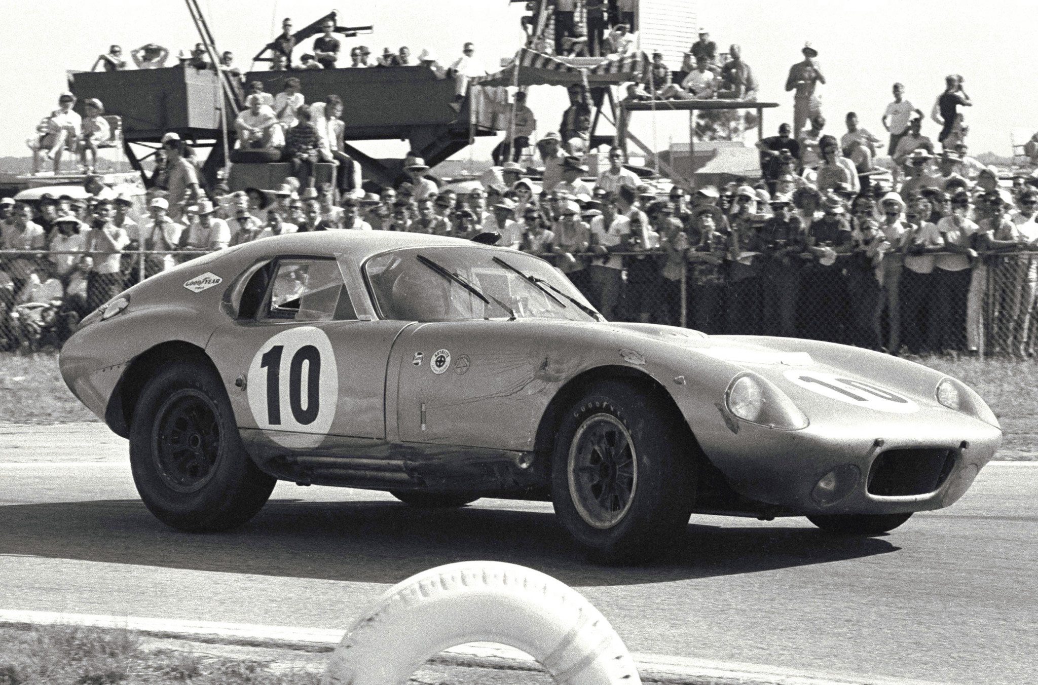 Shelby-Daytona-at-Daytona-1964-Ford-Archive.jpg
